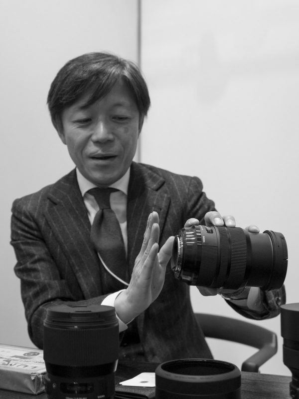 Kazuto Yamaki (CEO de Sigma) junto con el Sigma Art 24-70 mm f/2,8 © Albedo Media