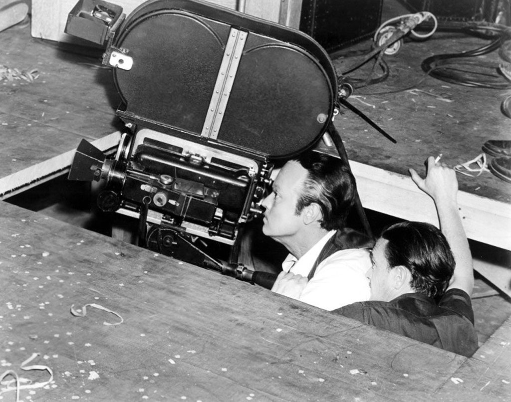 Orson Welles y el director de fotografía Gregg Toland durante el rodaje de "Ciudadano Kane" (Orson Welles, 1941) demostrando que la comodidad de un operador de cámara debería ser más importante que el suelo de cualquier estudio.