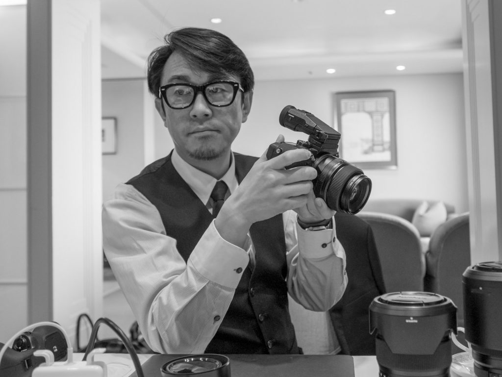 Makoto Oishi (Fujifilm) junto con la Fujifilm GFX 50S de formato medio © Albedo Media
