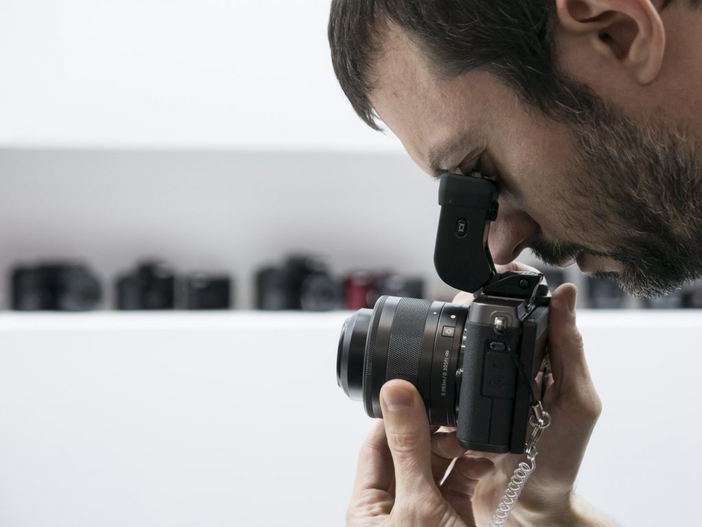 Canon EOS M6 junto con el visor EVF-DC1 © Albedo Media