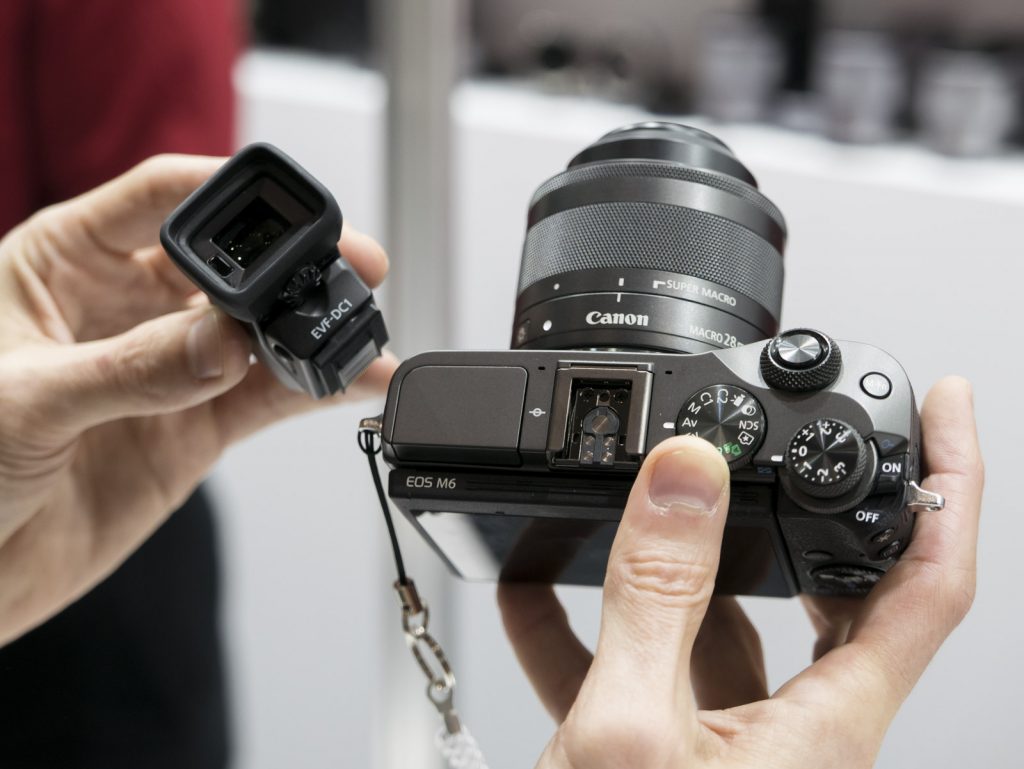 Canon EOS M6 junto con el visor EVF-DC1 © Albedo Media