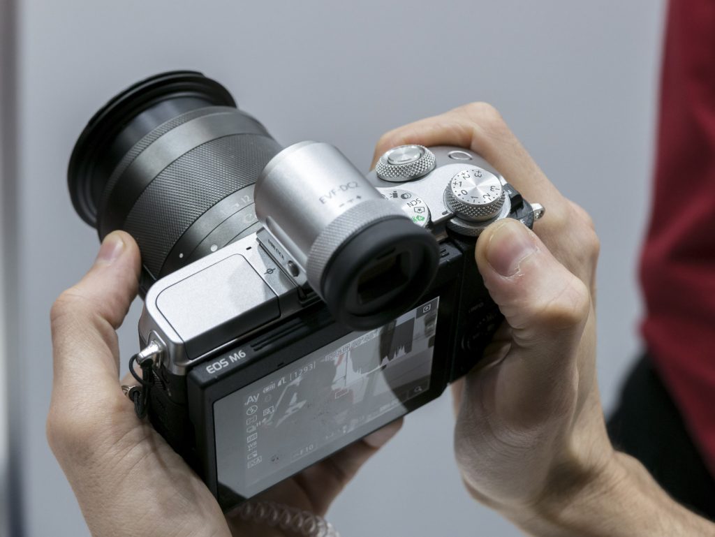 Canon EOS M6 junto con visor EVF-DC2 © Albedo Media