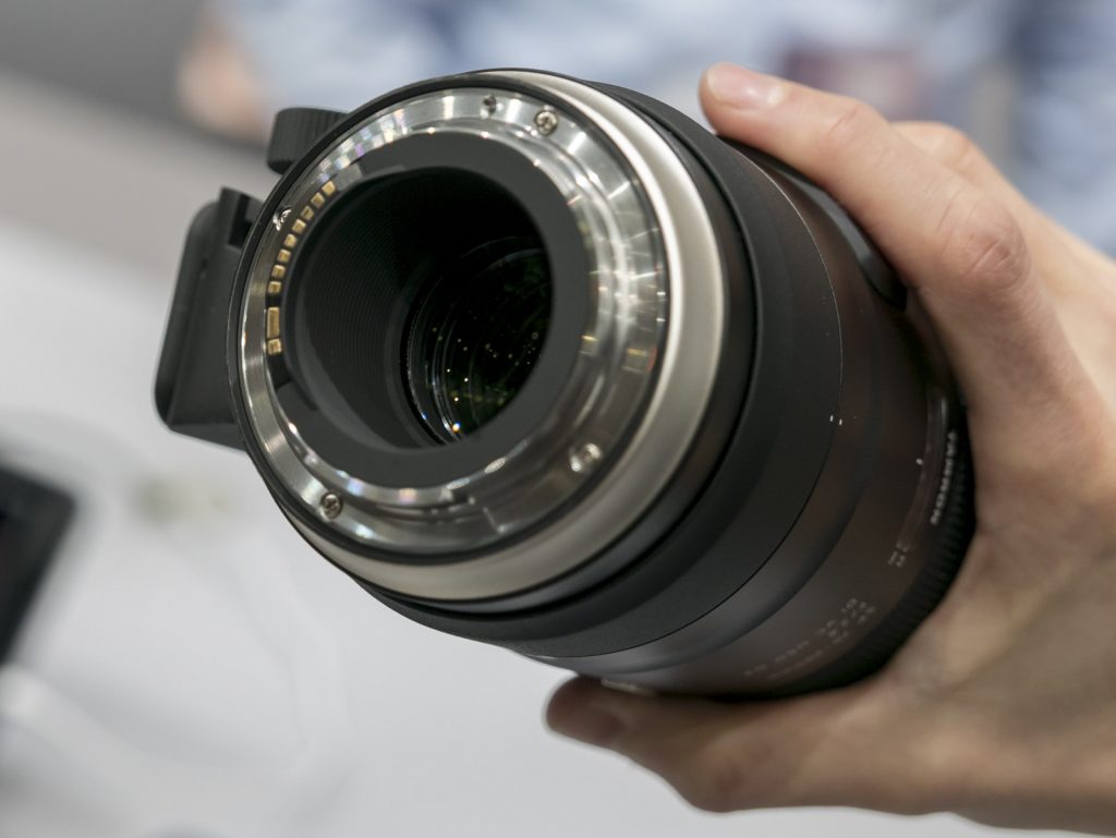 La segunda generación del Tamron 70-200 mm f/2,8 Di VC USD dispone de juntas de sellado; en la imagen apreciamos también que la lente posterior se mueve al accionar el zoom © Albedo Media