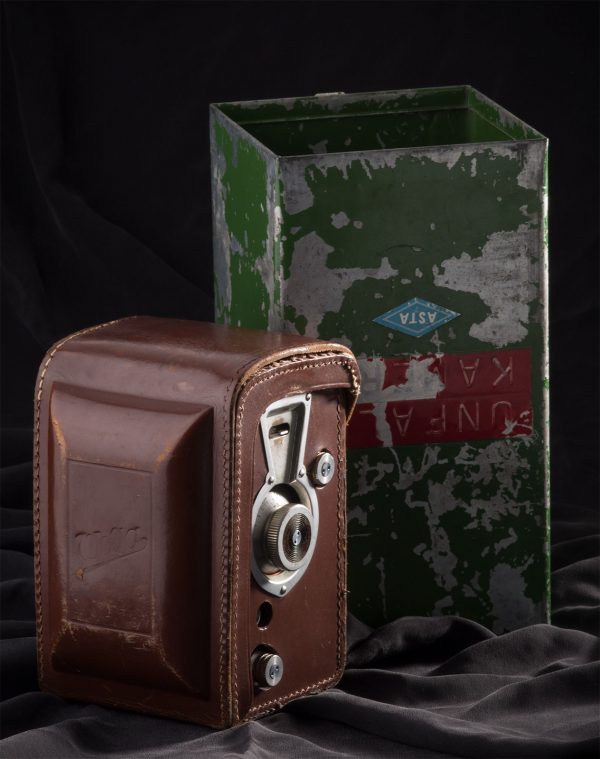 La misteriosa caja metálica "UNFALL KAMERA" alberga una TLR Weltaflex © Albedo Media
