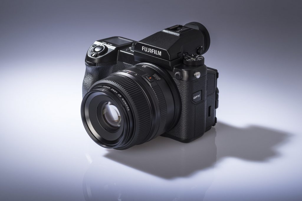 Fujifilm GFX 50S y Fujinon GF 63 mm f/2,8 WR en su configuración con visor EVF © Albedo Media