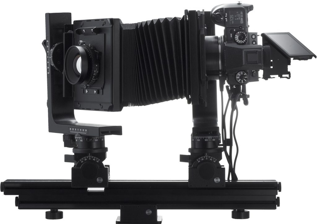 Una de las grandes sorpresas, adaptador de cuerpo de cámara hacia montante trasero de cámara de placas. © Fujifilm