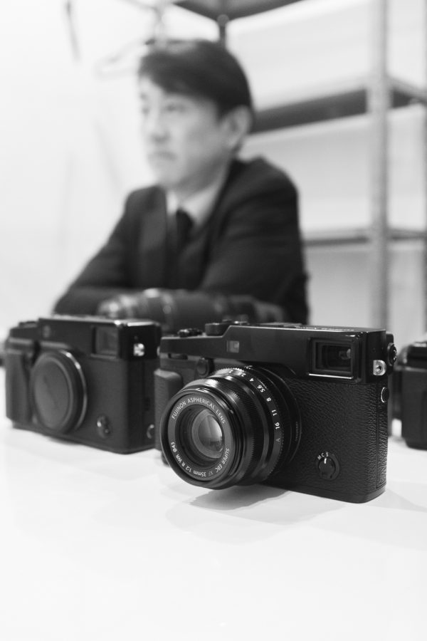 Hablando de la Fujifilm X-Pro2 durante uno de nuestros últimos encuentros en Yokohama con los responsables de la firma © Albedo Media 
