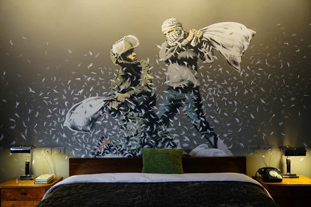 Una de las habitaciones de "The Walled Off Hotel" © Banksy
